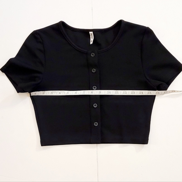 NWOT Black button down shortsleeve Crop top - Picture 4 of 9